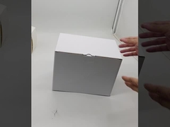 Une simple boîte en carton blanc