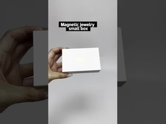 Petite boîte à bijoux avec un couvercle magnétique